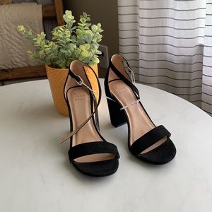BLACK SINGLE STRAP HEELED SANDALS